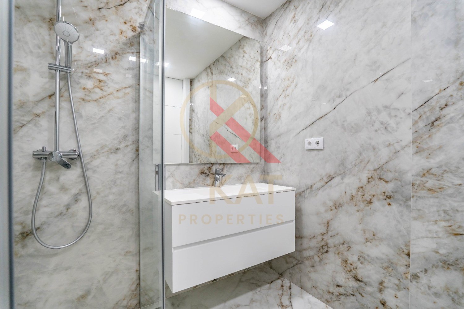 T2 novo em Lagos, com acabamentos de luxo e piscina no rooftop — ideal para viver ou investir.