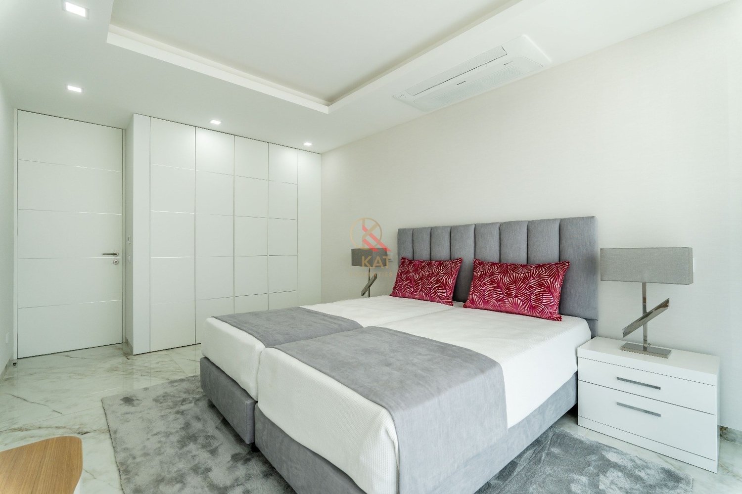 T2 novo em Lagos, com acabamentos de luxo e piscina no rooftop — ideal para viver ou investir.