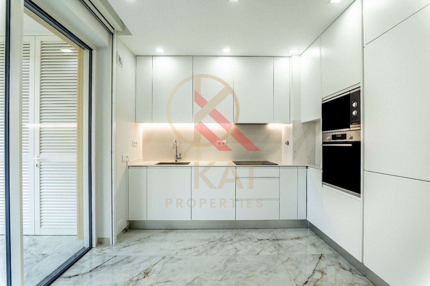 T2 novo em Lagos, com acabamentos de luxo e piscina no rooftop — ideal para viver ou investir.