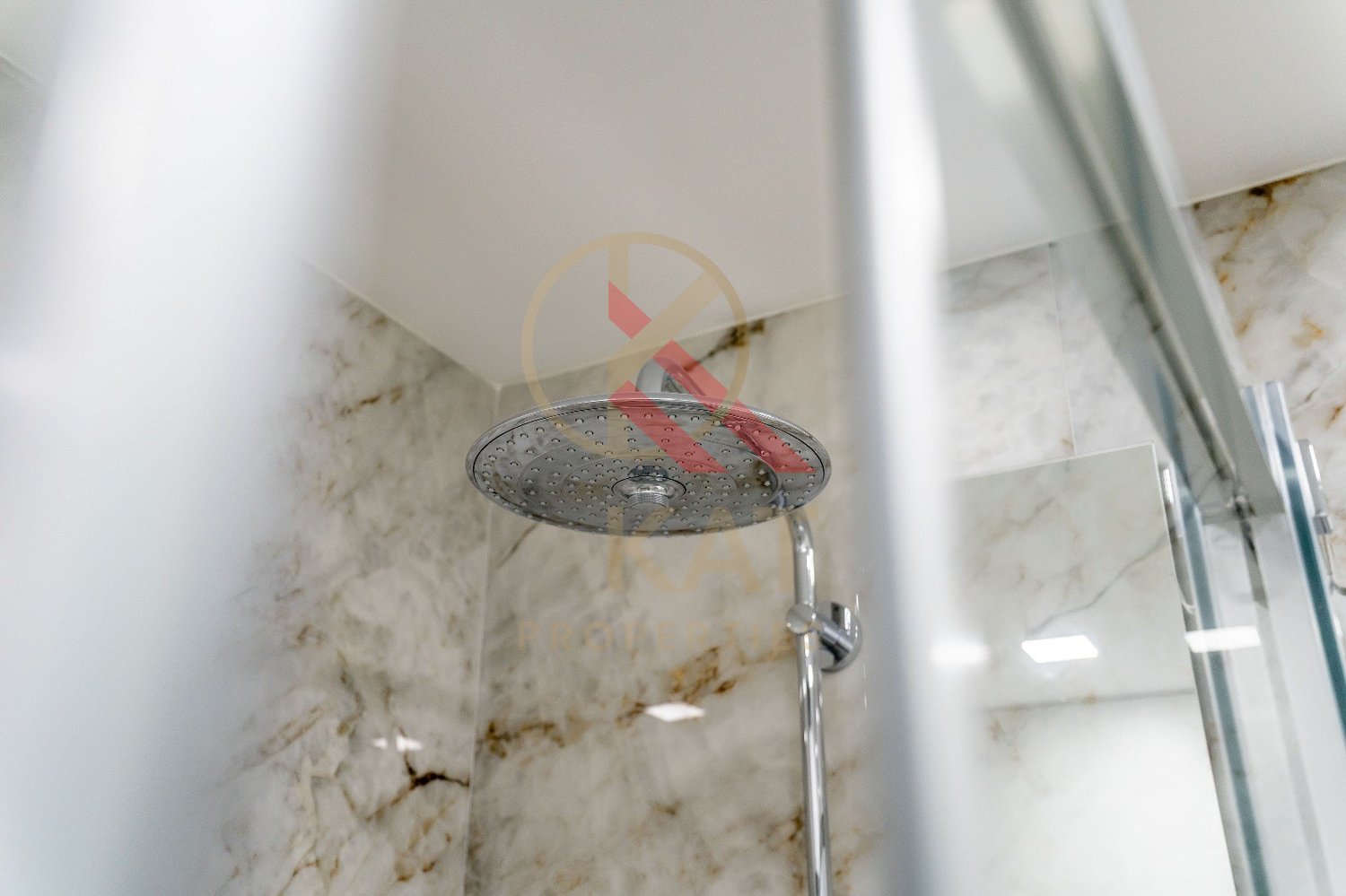 T2 novo em Lagos, com acabamentos de luxo e piscina no rooftop — ideal para viver ou investir.