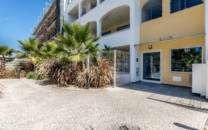 T2 novo em Lagos, com acabamentos de luxo e piscina no rooftop — ideal para viver ou investir.