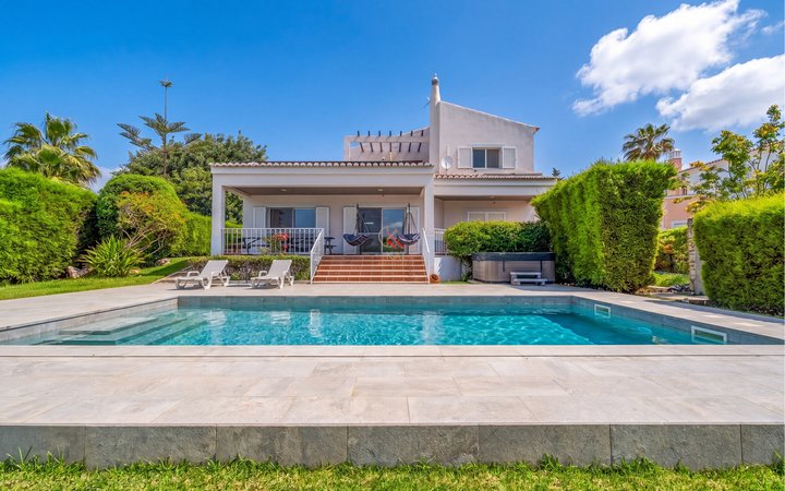 Moradia V4 com Piscina e Ginásio à venda em Portimão