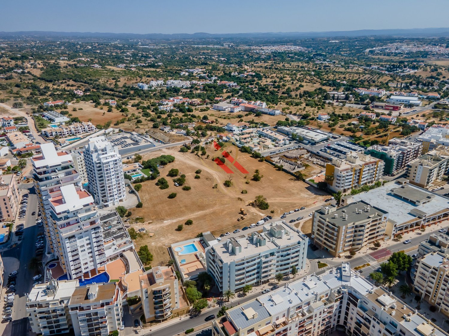  Apartamento T1 c/ Piscina, Garagem e Churrasqueira, próximo da praia 