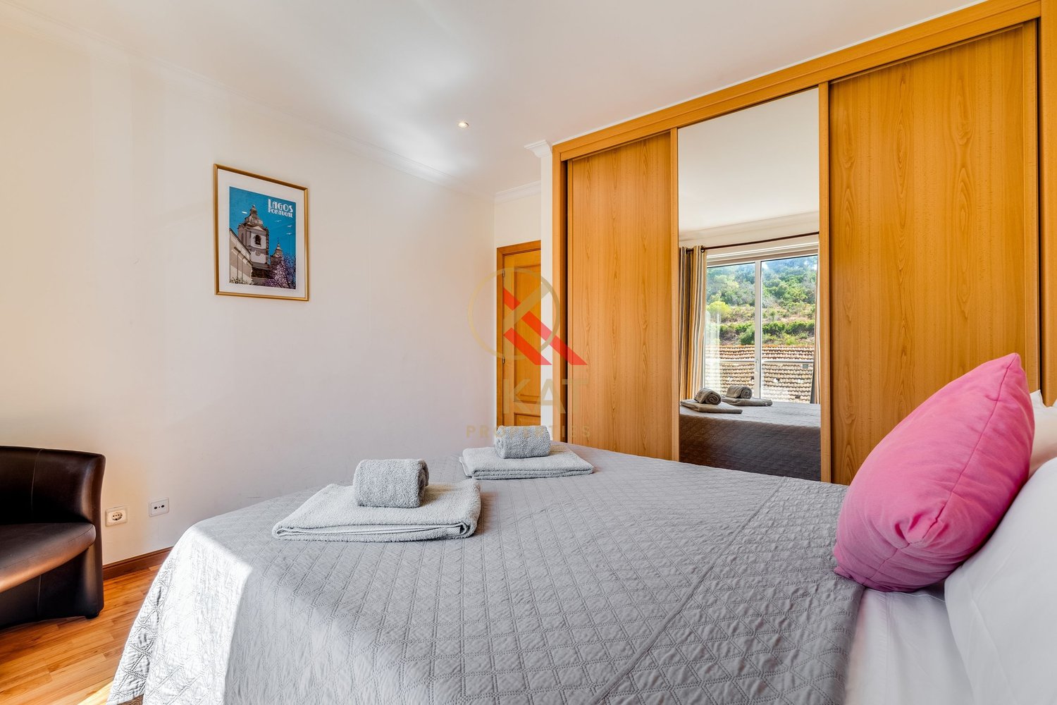 Apartamento T1+2 com Piscina e Terraços no Centro de Carvoeiro, a Poucos Passos da Praia