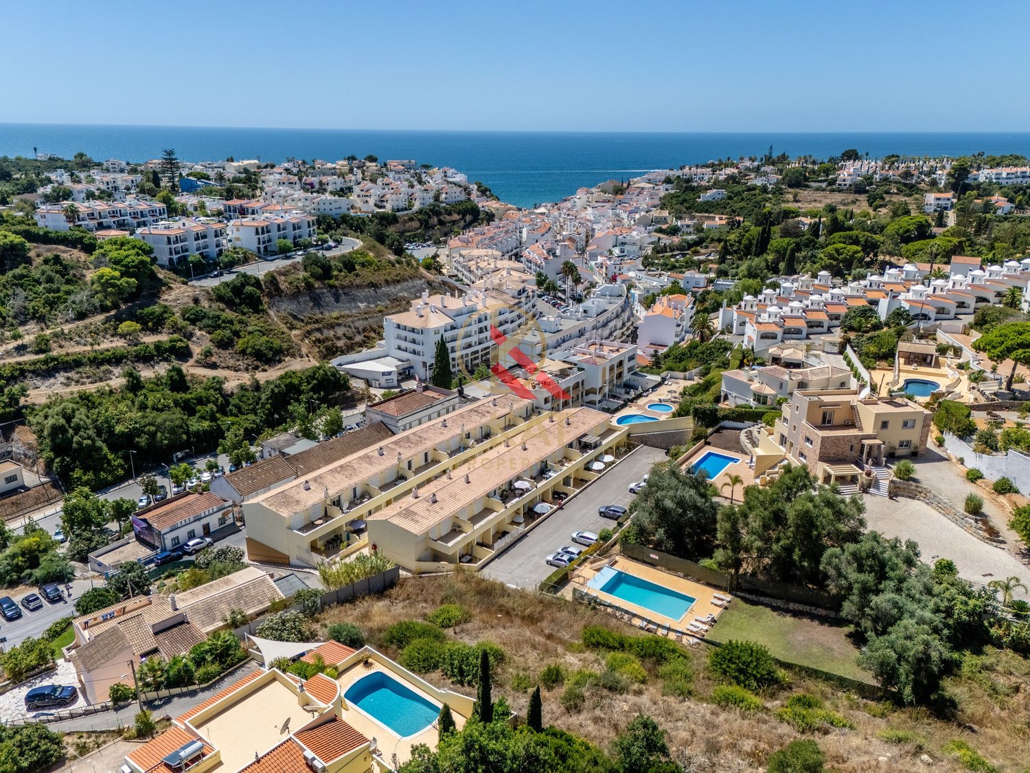 Apartamento T1+2 com Piscina e Terraços no Centro de Carvoeiro, a Poucos Passos da Praia