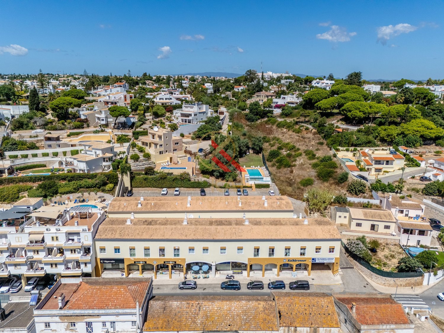 Apartamento T1+2 com Piscina e Terraços no Centro de Carvoeiro, a Poucos Passos da Praia