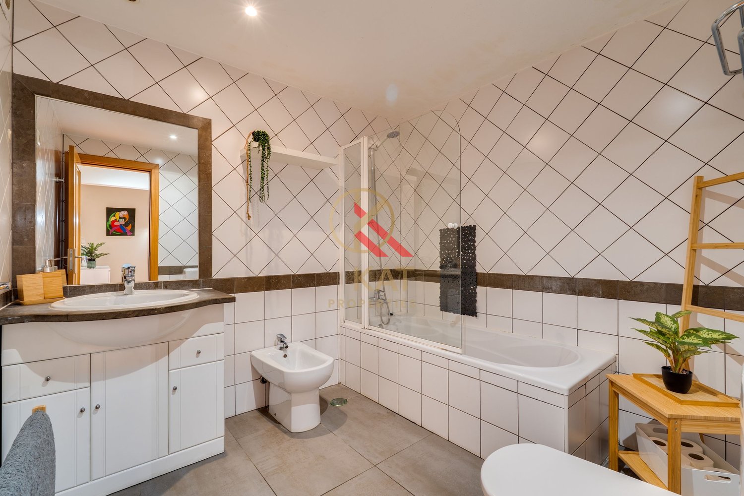 Apartamento T1+2 com Piscina e Terraços no Centro de Carvoeiro, a Poucos Passos da Praia