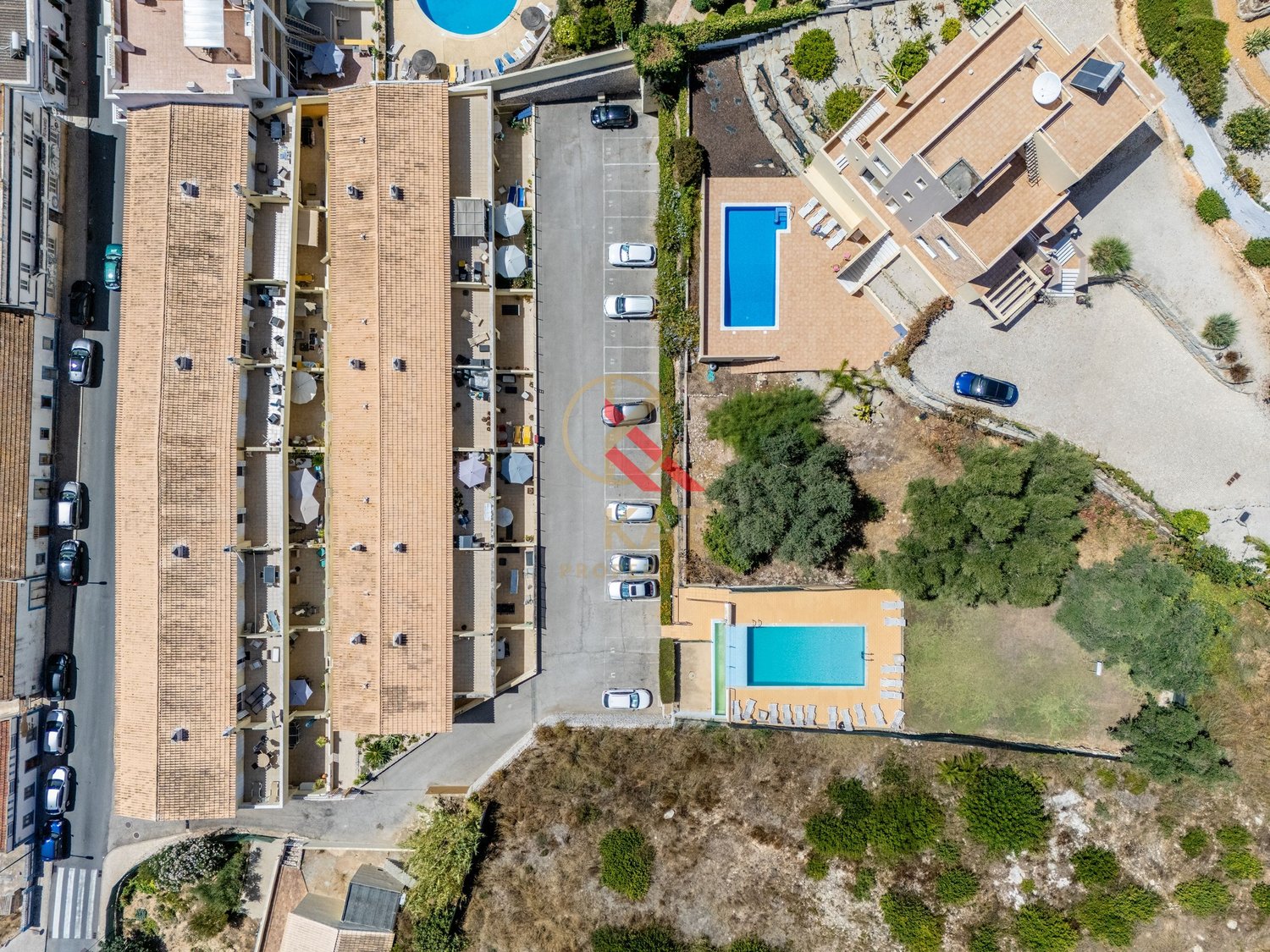 Apartamento T1+2 com Piscina e Terraços no Centro de Carvoeiro, a Poucos Passos da Praia