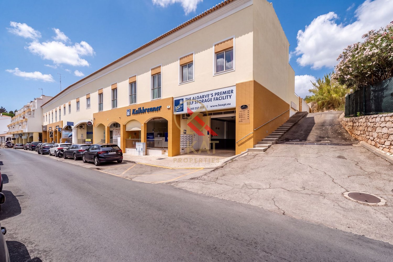 Apartamento T1+2 com Piscina e Terraços no Centro de Carvoeiro, a Poucos Passos da Praia