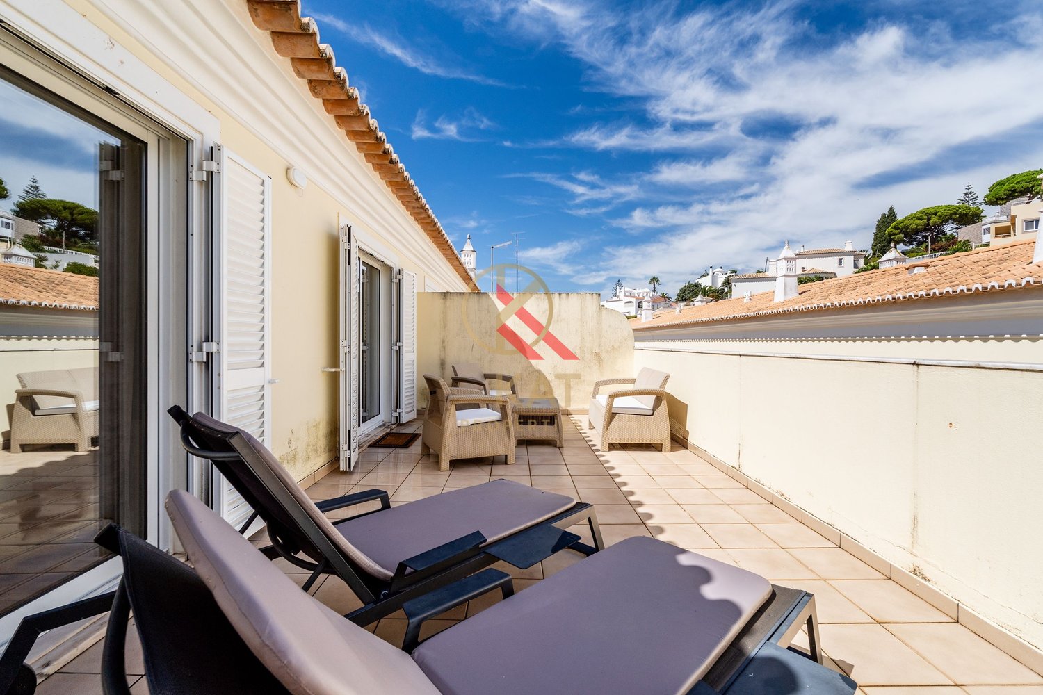 Apartamento T1+2 com Piscina e Terraços no Centro de Carvoeiro, a Poucos Passos da Praia