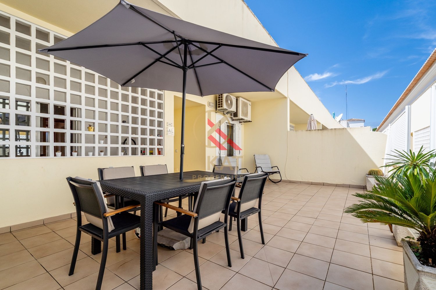 Apartamento T1+2 com Piscina e Terraços no Centro de Carvoeiro, a Poucos Passos da Praia