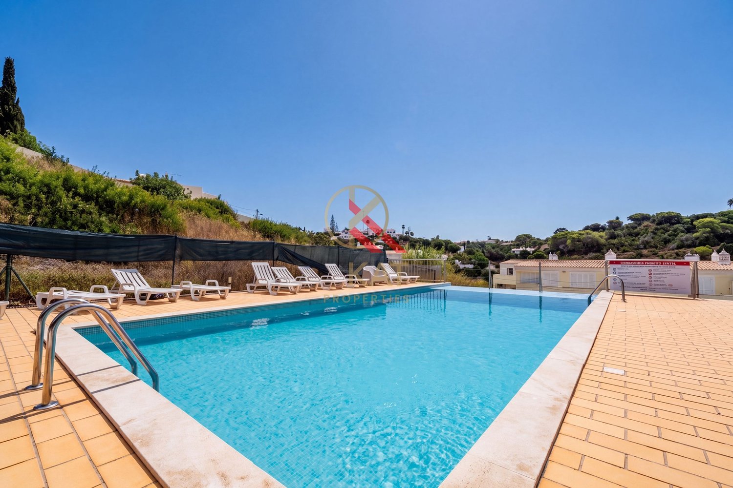 Apartamento T1+2 com Piscina e Terraços no Centro de Carvoeiro, a Poucos Passos da Praia