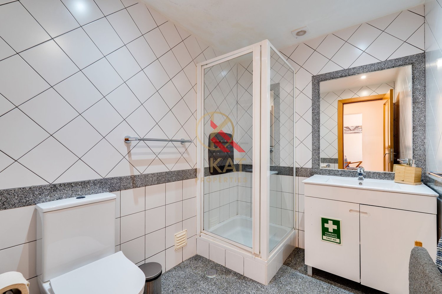 Apartamento T1+2 com Piscina e Terraços no Centro de Carvoeiro, a Poucos Passos da Praia