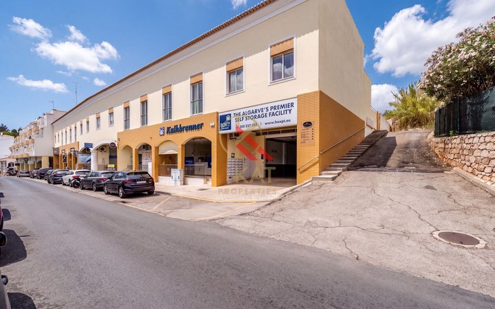 Apartamento T1+2 com Piscina e Terraços no Centro de Carvoeiro, a Poucos Passos da Praia