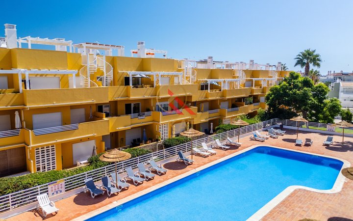 T2 com 2 WC e ampla varanda virada para a piscina | Conceição de Tavira