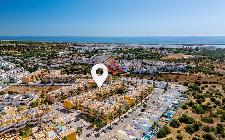 T2 com 2 WC e ampla varanda virada para a piscina | Conceição de Tavira